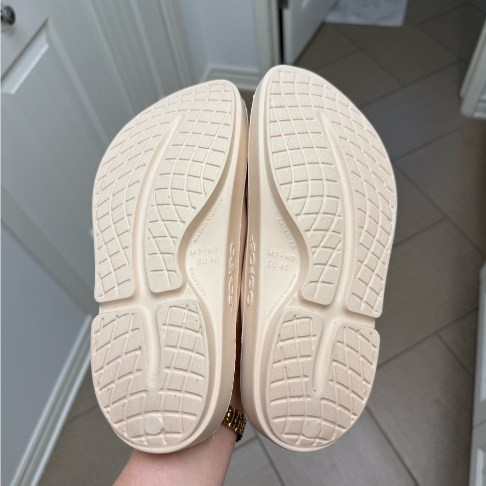 OOFOS Off-White Slide Sandals 9W (8-8.5) NWT - Picture 4 of 6